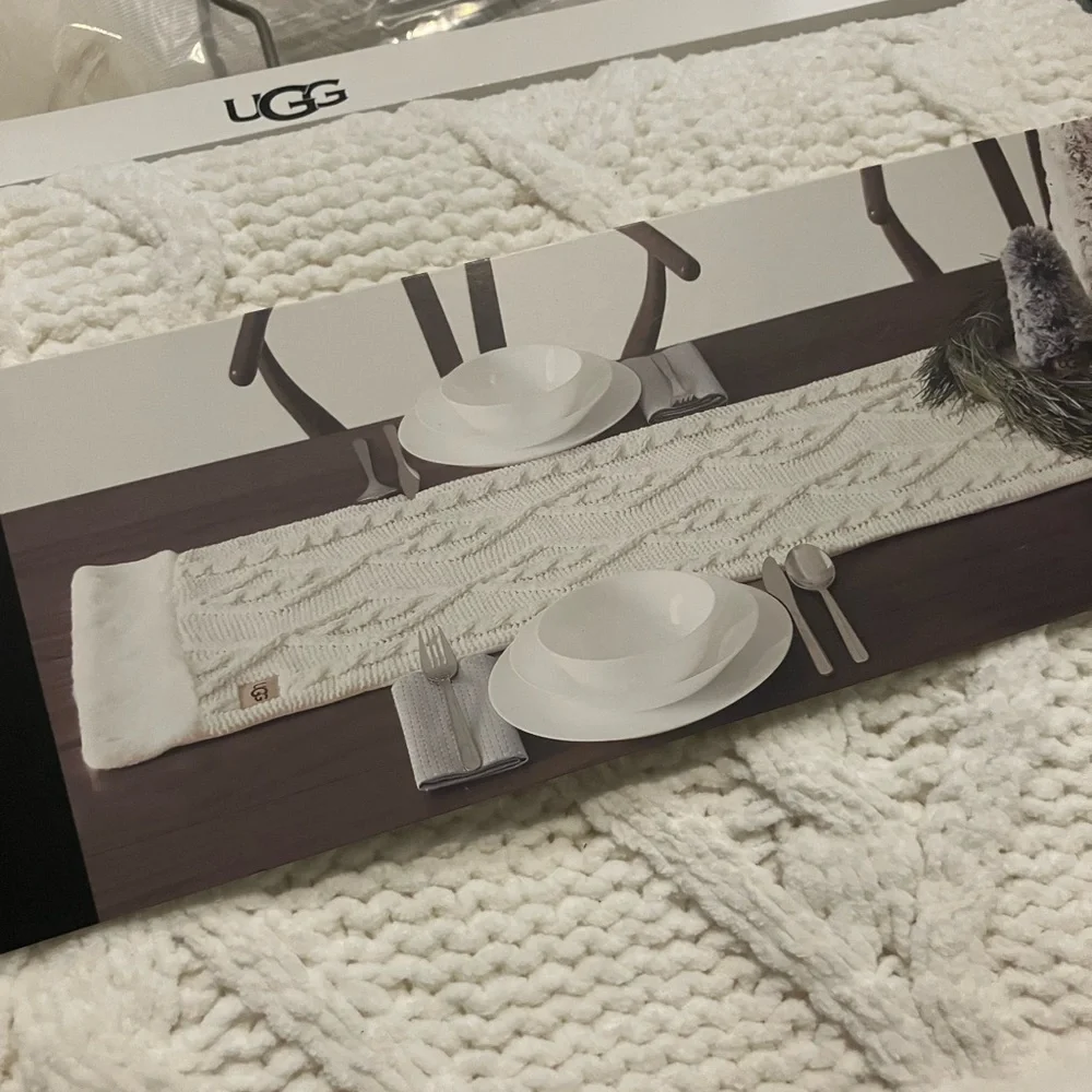 New UGG LITA table runner in the color snow 14x90 - Picture 3 of 6